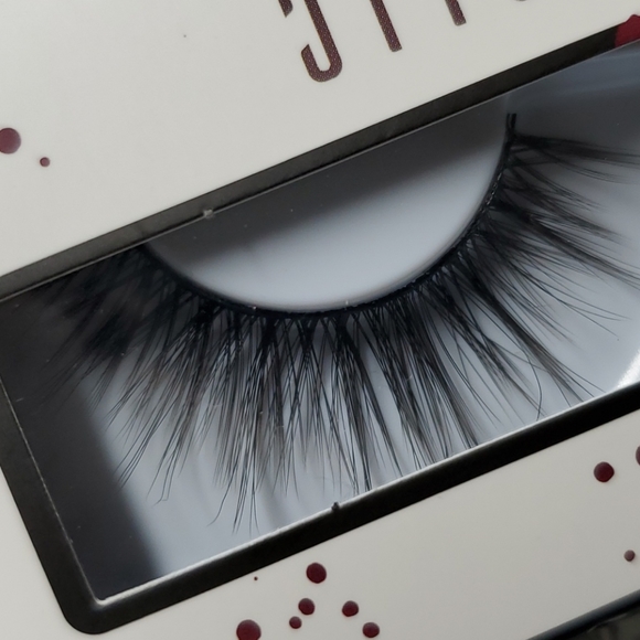 Lashaholic "Kiss Me" Luxury Lashes - Picture 4 of 7